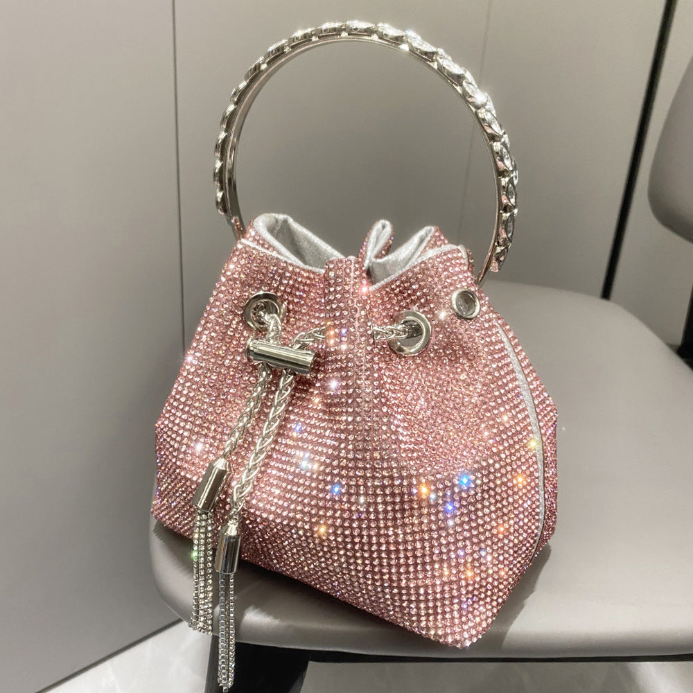 Luxuriöse Damen-Handtasche mit glänzenden Details – Eleganz im europäischen und amerikanischen Stil