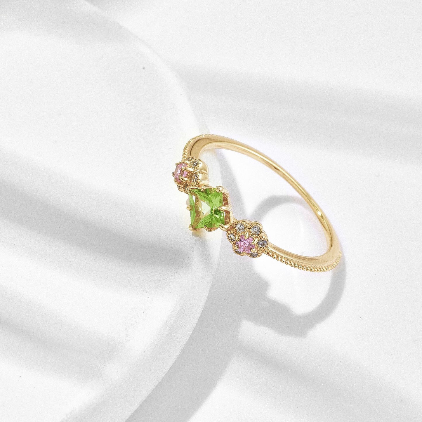 Goldener Blumenring – Leichter Luxus mit Peridot-Akzent