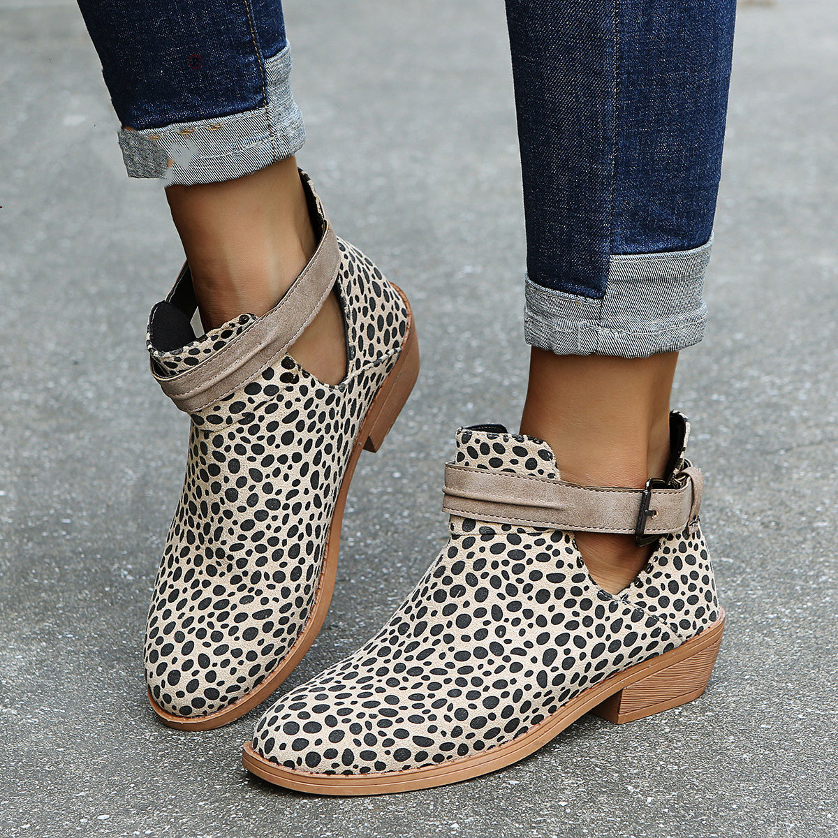 Leopard Ankle Boots mit Schnalle und V-Ausschnitt – Modisch und Bequem