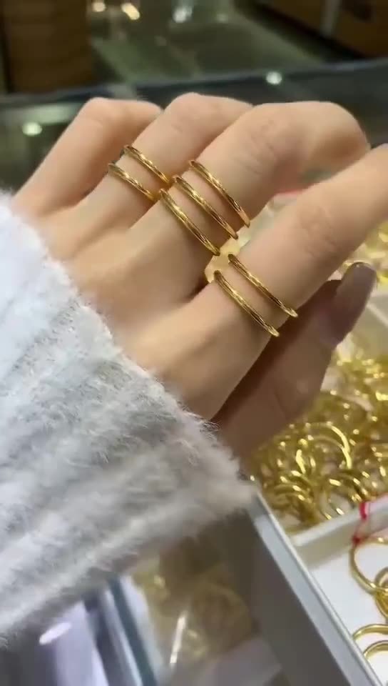 18K Goldring mit Farbakzent – Schlichte Eleganz