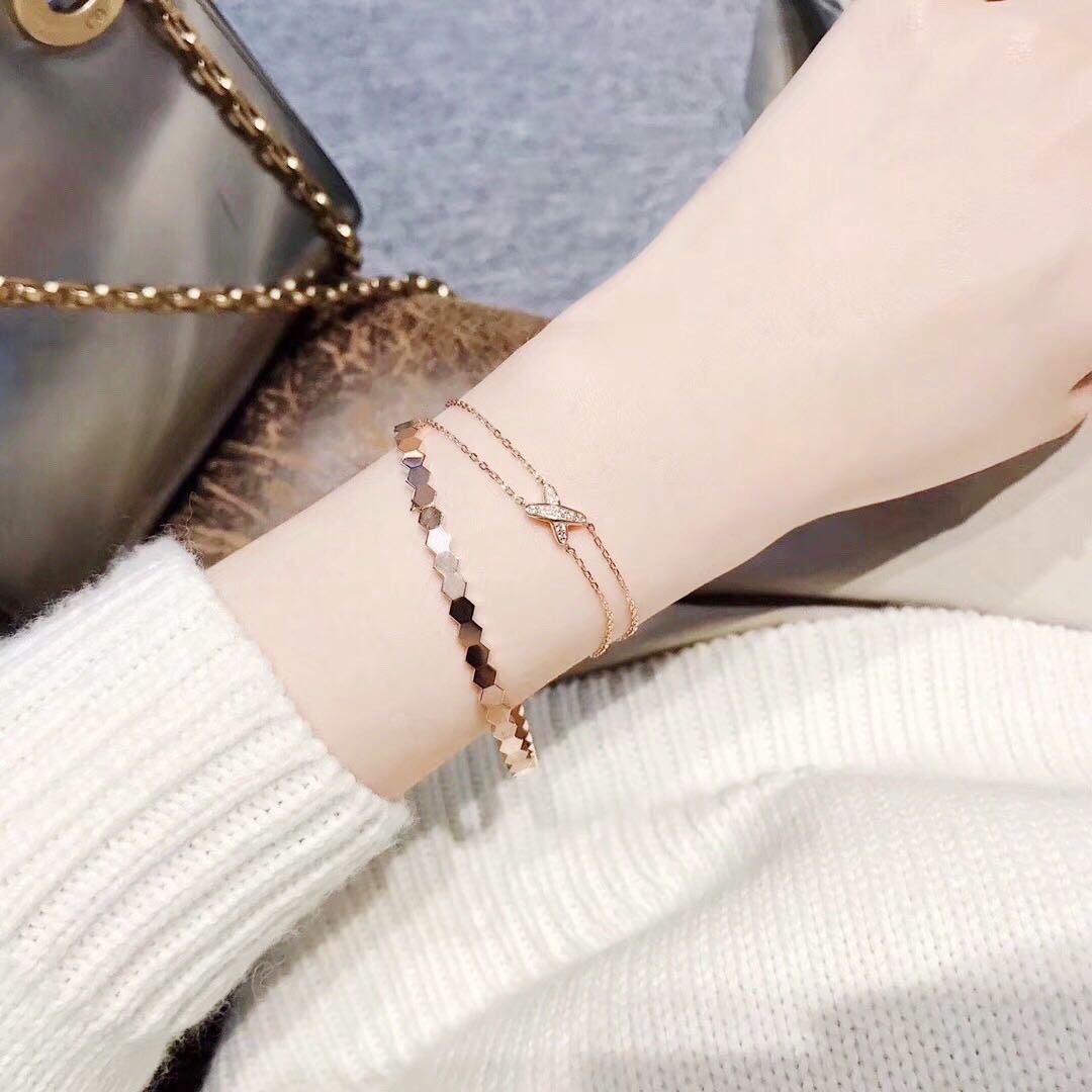 Pulsera de Plata de Ley S925 con Forma de Panal - V Chapada en Oro con Detalle de Micrófono 