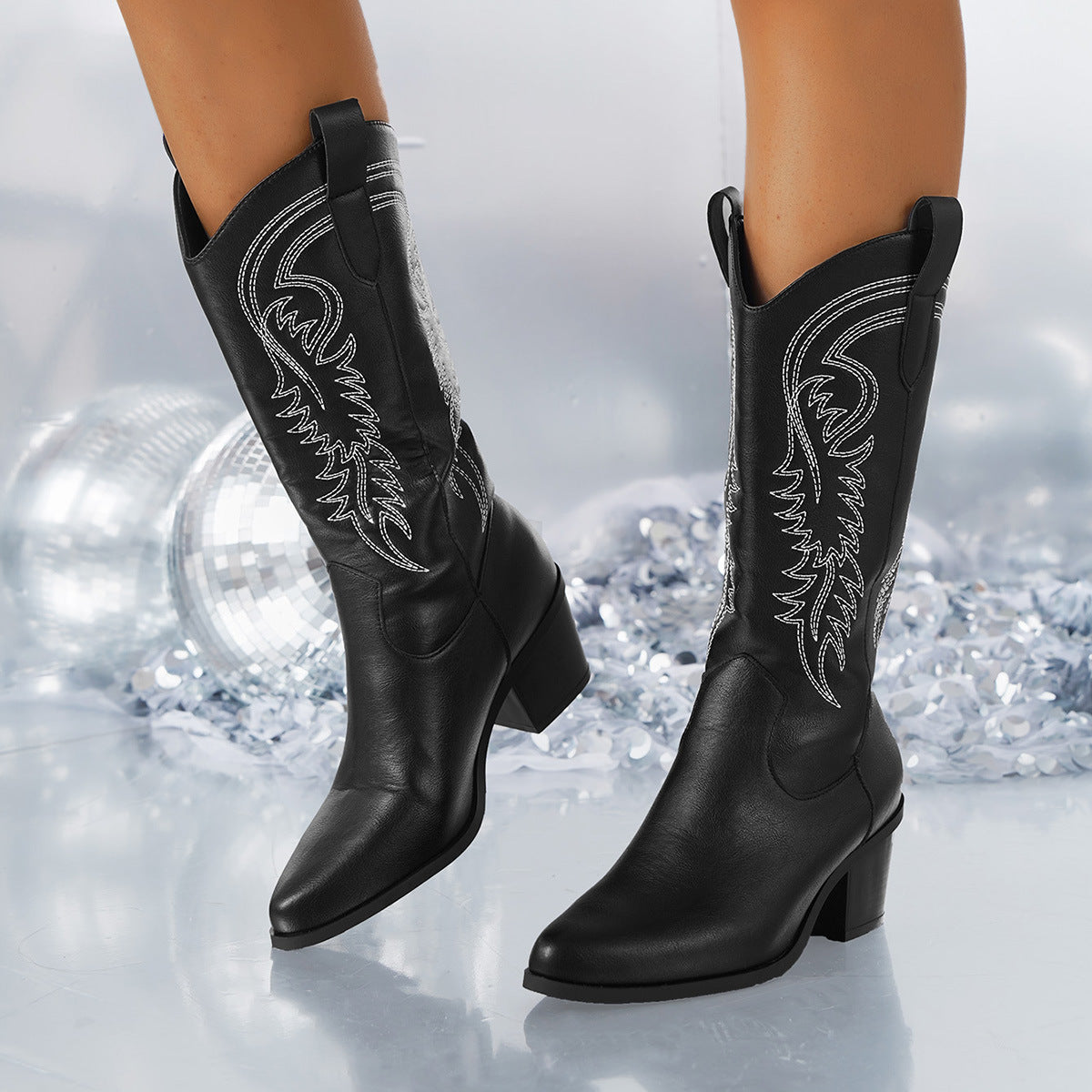 Weiße Western-Stiefel für Damen – Elegante Mid-Calf Boots mit Stickerei und Spitzem Zeh