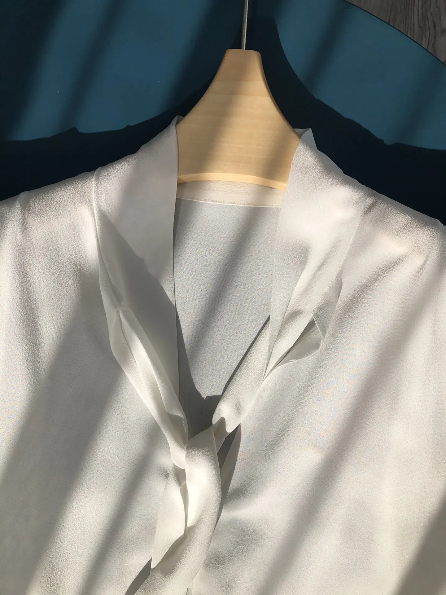 Elegante Damenbluse aus 100 % Maulbeerseide – Ärmellos mit Schleifendetail