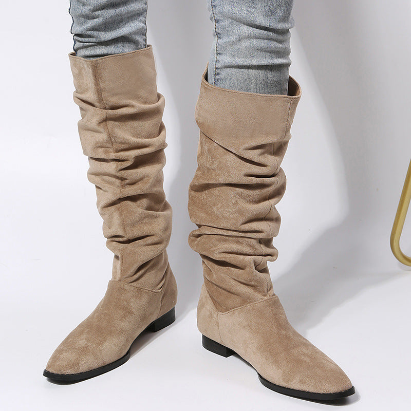 Damen Stiefel – Flache Faux-Wildlederstiefel mit Spitzem Zeh und Faltendesign