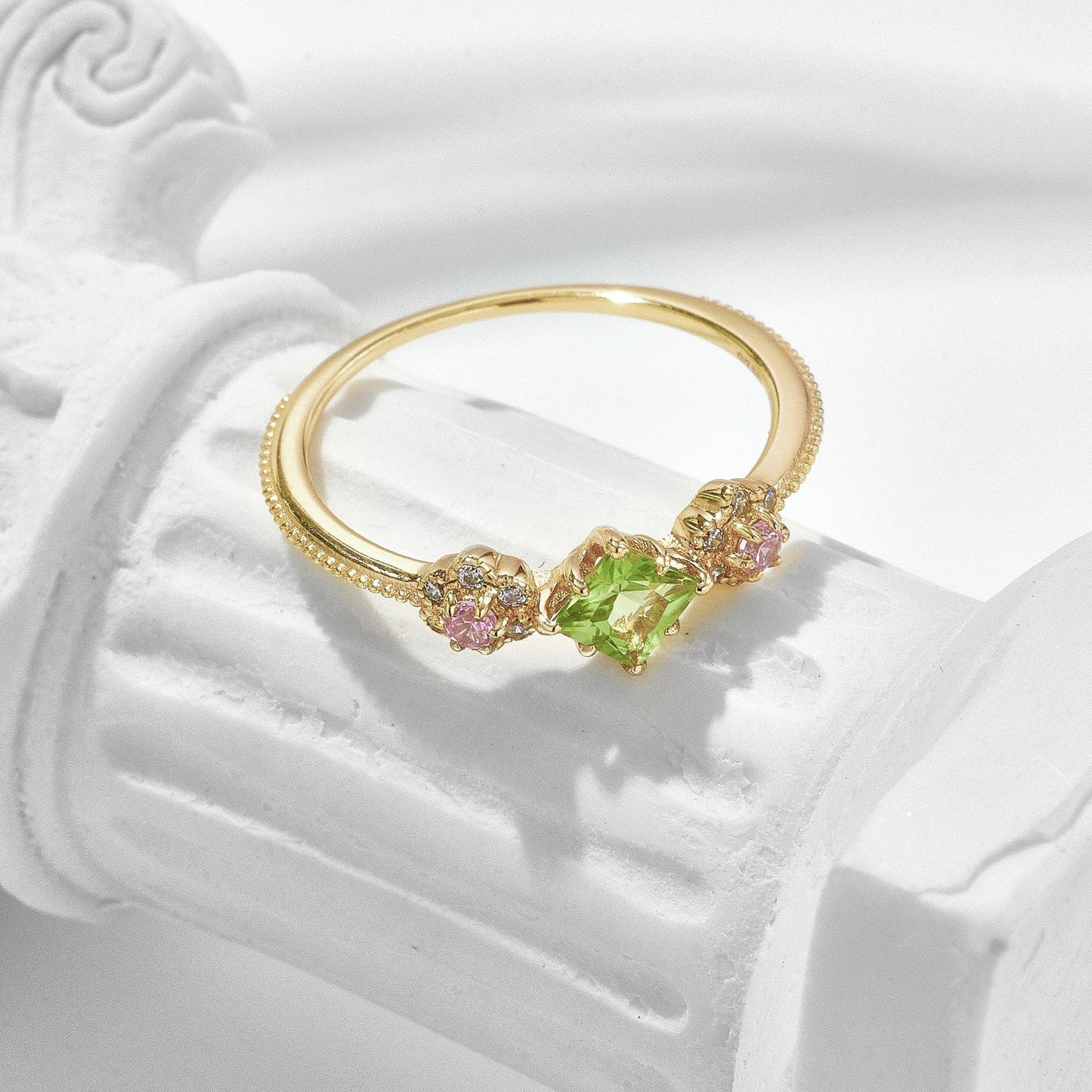 Goldener Blumenring – Leichter Luxus mit Peridot-Akzent