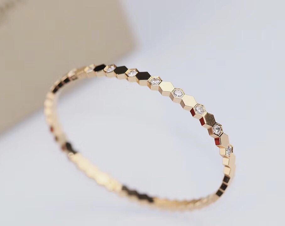 Pulsera de Plata de Ley S925 con Forma de Panal - V Chapada en Oro con Detalle de Micrófono 