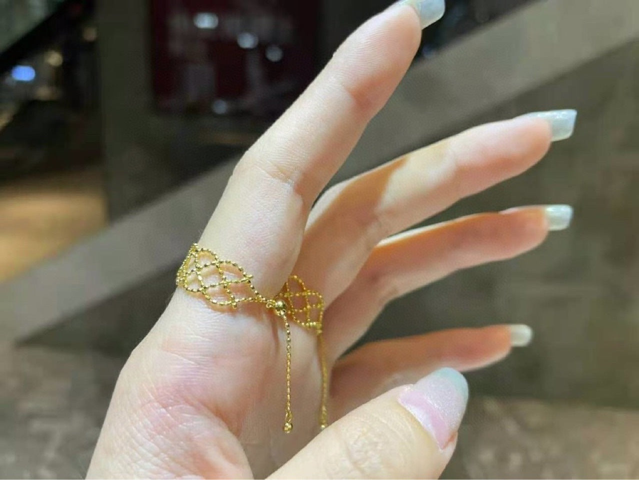 18K Gelbgold-Spitzenring mit Zugverstellung – Eleganz und Flexibilität