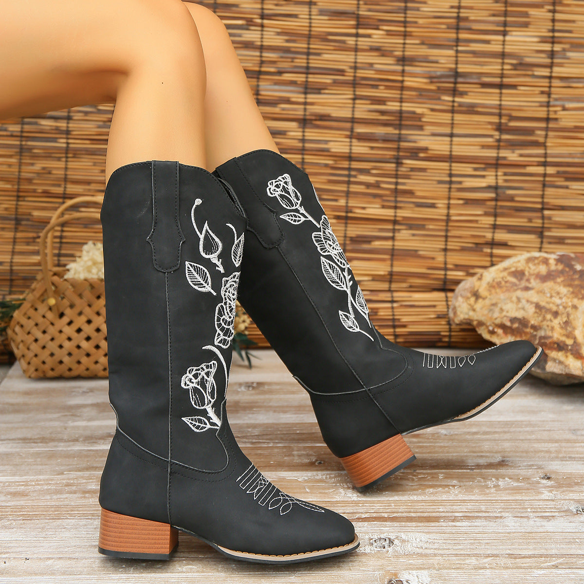 Damen Cowboy-Stiefel – Mid-Calf Western Boots mit Blumenstickerei und Blockabsatz